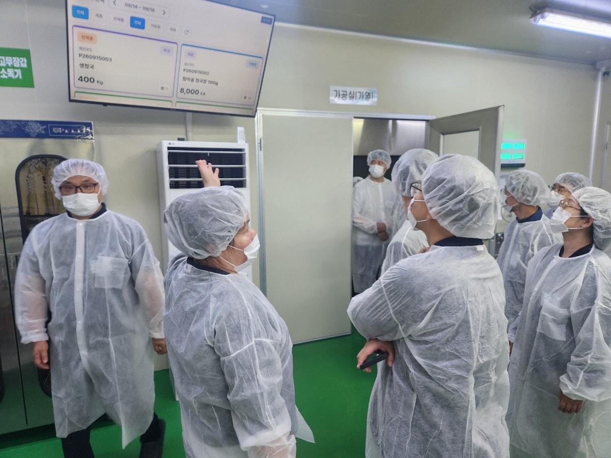 본문 이미지 - 중소기업중앙회가 15일 충북 충주시 농업회사법인 항아골에서 '2026 K-Food 스마트공장 우수기업 벤치마킹' 행사를 진행했다. (중기중앙회 제공) 