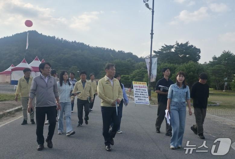 본문 이미지 - 15일 전춘성 전북 진안군수 등 군 지휘부들이 '2026 진안홍삼축제' 최종 현장점검을 실시하고 있다.(진안군 제공. 재판매 및 DB 금지)/뉴스1  