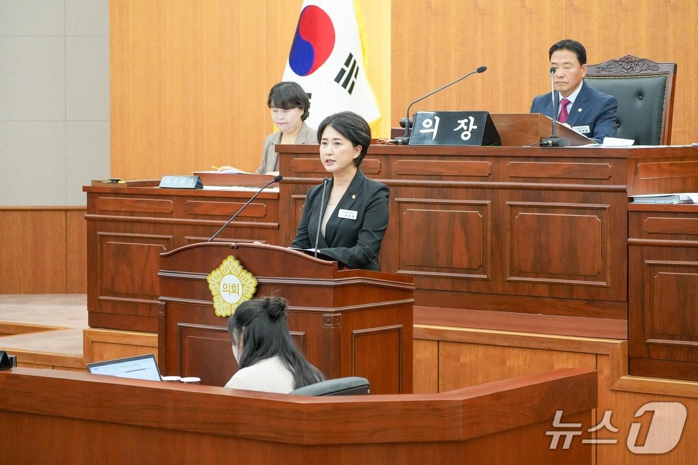 본문 이미지 - 울산 북구의회 이진복 의장이 15일 열린 제233회 임시회 2차 본회의에서 조정교부금 교부율 상향을 촉구하는 건의문을 읽고 있다.(울산 북구의회 제공. 재판매 및 DB 금지)/뉴스1