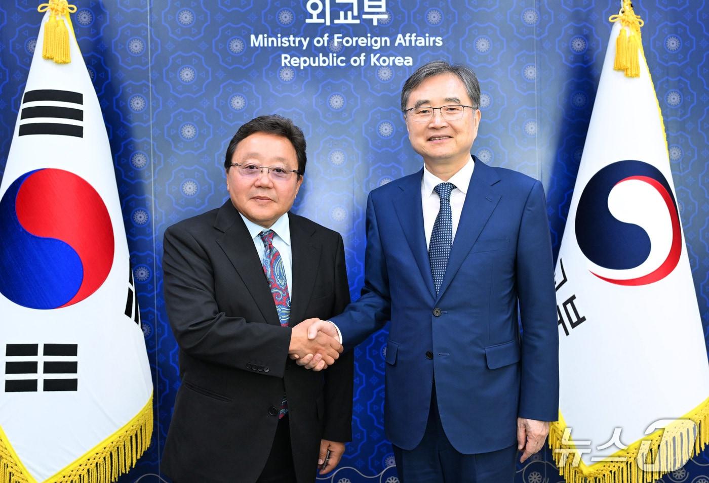 본문 이미지 - 외교부는 15일 조현 장관이 국제사형제반대위원회 위원 자격으로 방한한 차히아 엘벡도르지 前 몽골 대통령을 면담하고, 사형제 등 인권 관련 사안에 대해 논의했다고 밝혔다.