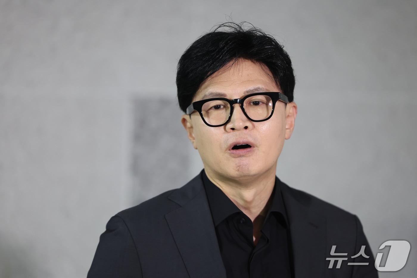 본문 이미지 - 한동훈 무소속 의원이 15일 오후 서울 여의도 국회 의원회관에서 김승원 법무부 장관 후보자와 김민석 더불어민주당 대표 등과 관련한 현안 브리핑을 하고 있다. 2026.9.15 ⓒ 뉴스1 황기선 기자