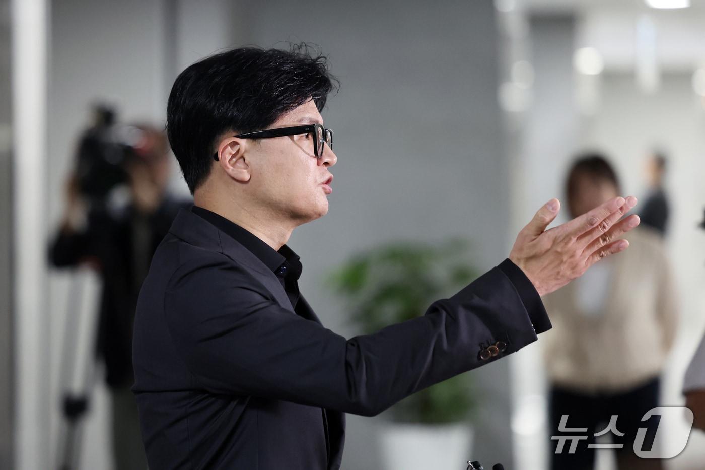 본문 이미지 - 한동훈 무소속 의원이 15일 오후 서울 여의도 국회 의원회관에서 김승원 법무부 장관 후보자와 김민석 더불어민주당 대표 등과 관련한 현안 브리핑을 하고 있다. 2026.9.15 ⓒ 뉴스1 황기선 기자