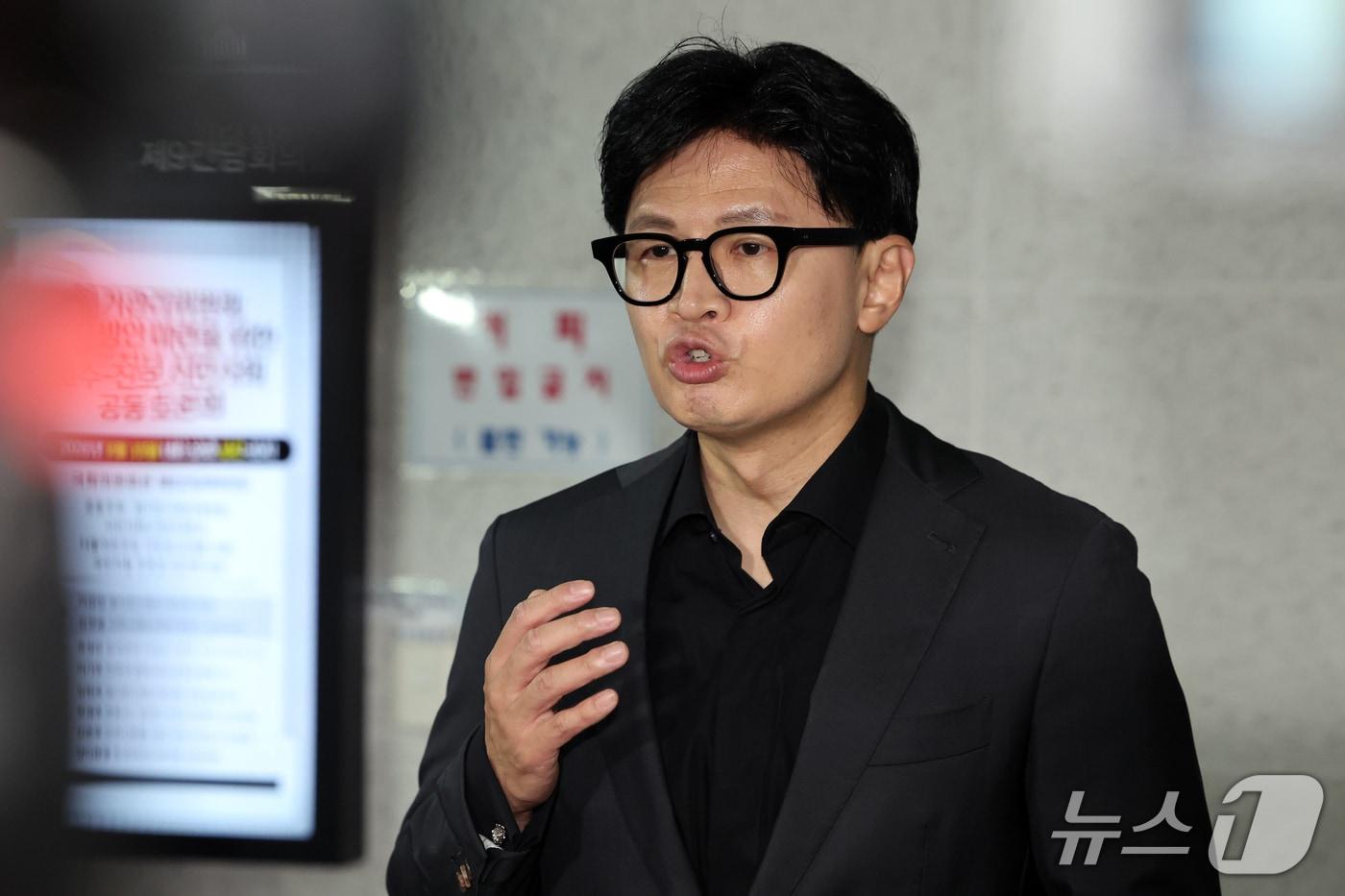 본문 이미지 - 한동훈 무소속 의원이 15일 오후 서울 여의도 국회 의원회관에서 김승원 법무부 장관 후보자와 김민석 더불어민주당 대표 등과 관련한 현안 브리핑을 하고 있다. 2026.9.15 ⓒ 뉴스1 황기선 기자