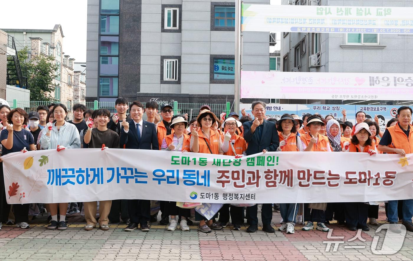 본문 이미지 - 전문학 서구청장이 환경개선 캠페인을 하고 있다. (대전 서구 제공. 재판매 및 DB 금지)