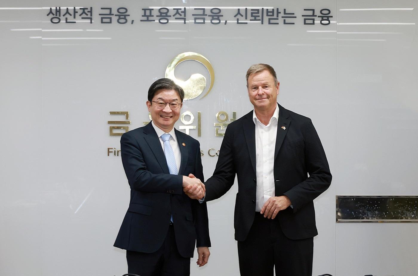 본문 이미지 - 이억원 금융위원장이 15일 오후 서울 종로구 정부서울청사에서 독일 연방하원 재정위원회(Finance Committee) 크리스티안 괴르케(Christian Görke) 위원장을 비롯한 하원의원 7명과 한·독 금융시장·정책 동향 공유 및 양국 금융협력 강화 등 논의했다(금융위 제공).