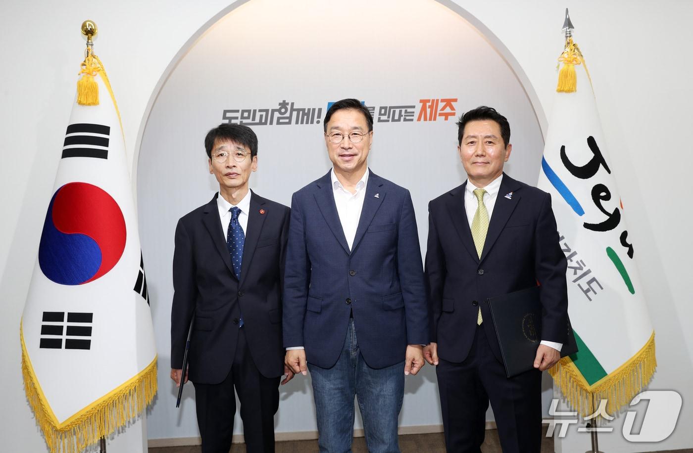 본문 이미지 - 위성곤 제주특별자치도지사(가운데)와 강철준 중앙협력본부장(오른쪽), 부남철 대변인(왼쪽).(제주특별자치도 제공, 재판매 및 DB 금지)