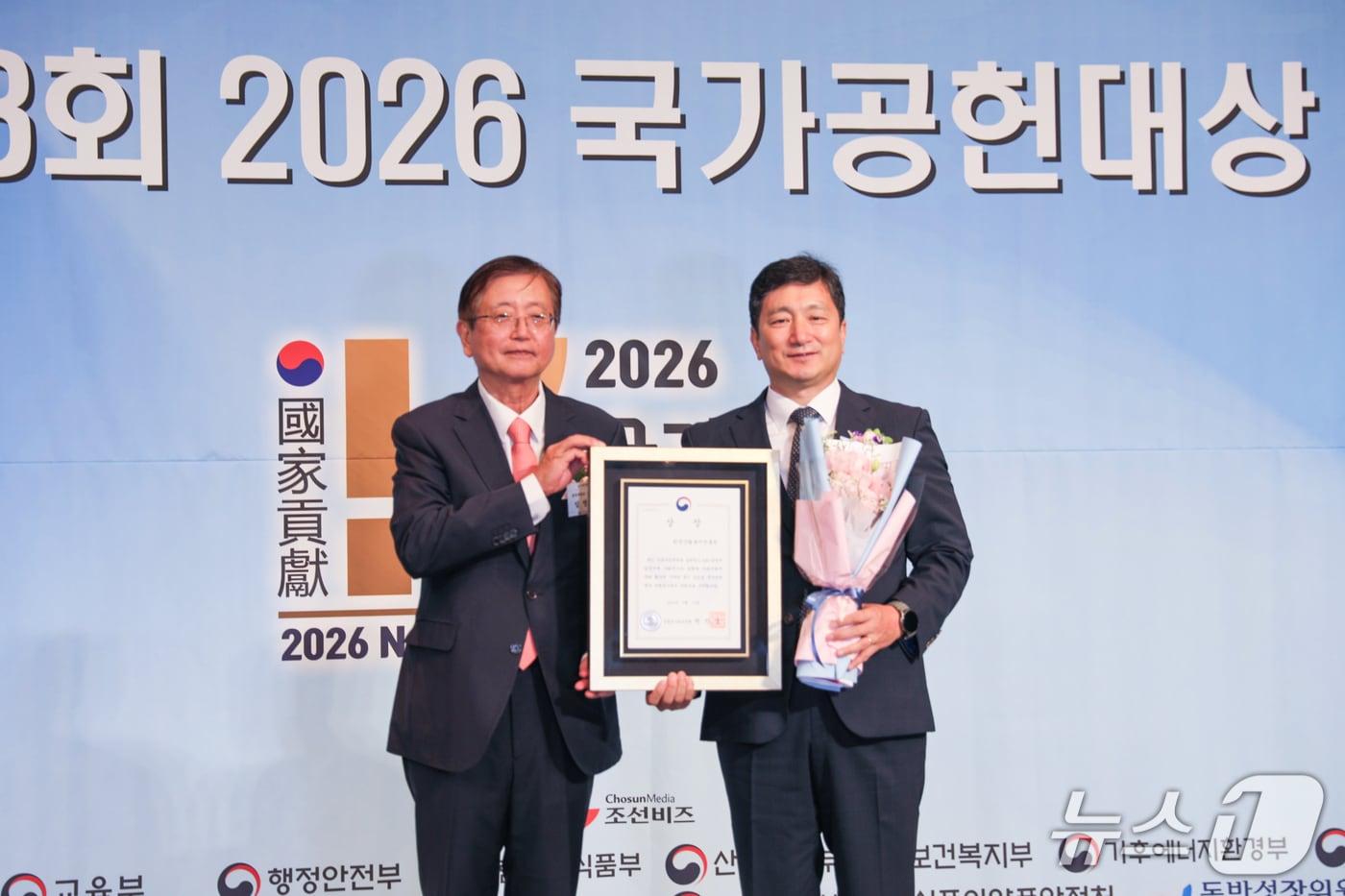 본문 이미지 - 정연국 한국산림복지진흥원 원장 직무대행(오른쪽)이 가족친화경영부문 성평등가족부장관상을 수상한 뒤 기념 촬영을 하고 있다. (한국산림복지진흥원 제공. 재판매 및 DB금지) /뉴스1