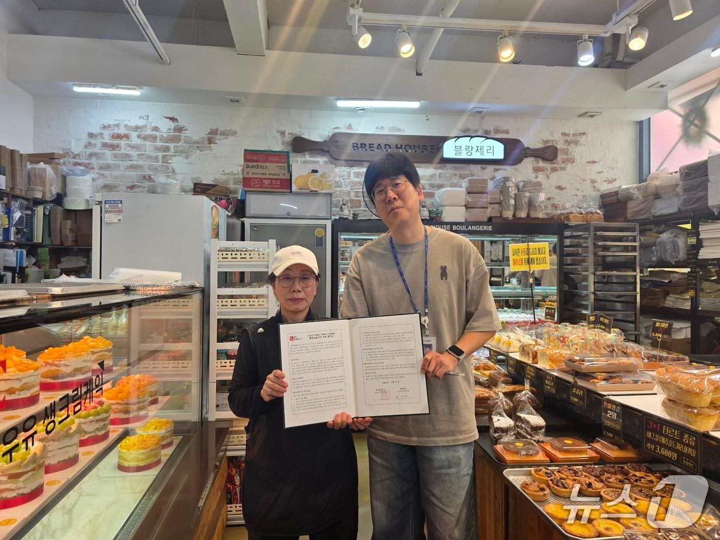 본문 이미지 - 용인시가 15일 제과점과 베이커리 6곳과 '행복나눔가게 후원 협약'을 체결했다.(용인시 제공)