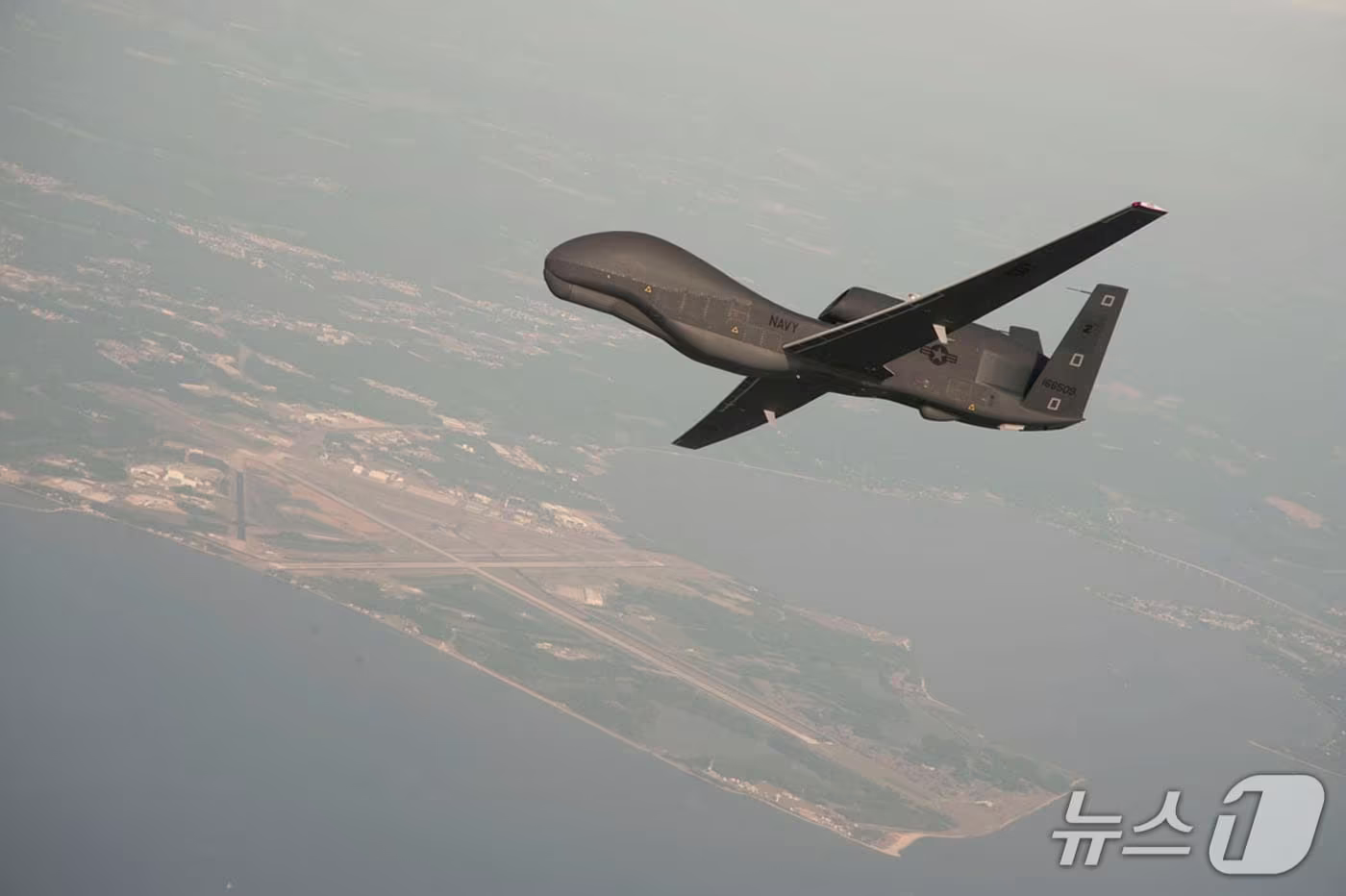 본문 이미지 - 미국 메릴랜드주 파투선트 리버 해군 항공기지 상공에서 RQ-4 글로벌 호크 드론이 시험 비행을 하고 있다. (자료사진, 사진은 기사 내용과 무관) 2019.6.21 ⓒ 로이터=뉴스1