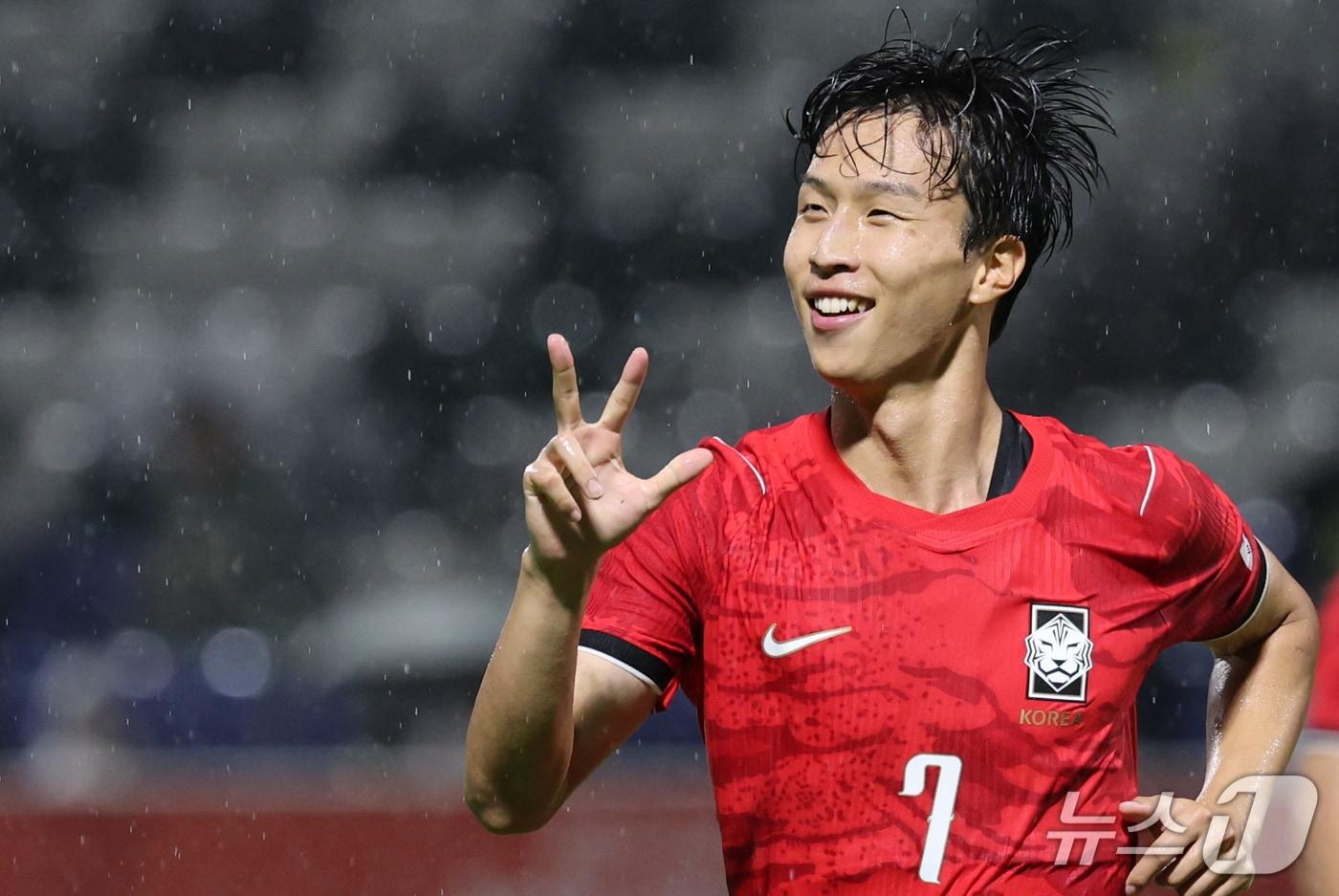 본문 이미지 - 15일 오후 일본 나고야 미즈호 파크 럭비 필드에서 열린 2026 아이치·나고야 아시안게임 남자축구 D조 예선 대한민국과 카타르의 경기, 엄지성이 세 번째 골을 넣고 세리머니를 하고 있다. 2026.9.15 ⓒ 뉴스1 안은나 기자