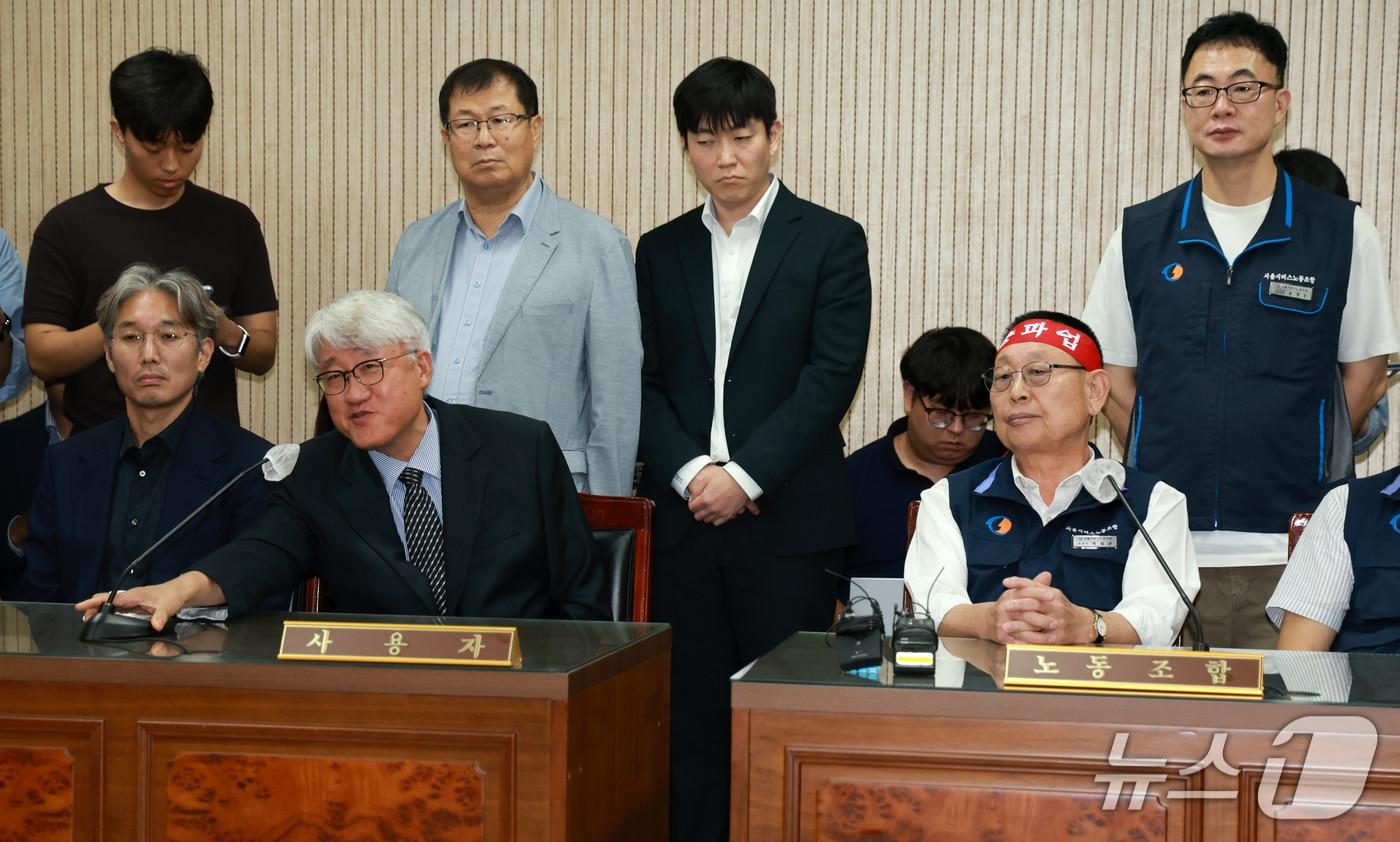 본문 이미지 - 김정환 서울시버스사업조합 이사장이 15일 오후 서울 영등포구 서울지방노동위원회에서 재개된 제2차 조정회의에서 발언하고 있다. 2026.9.15 ⓒ 뉴스1 이호윤 기자