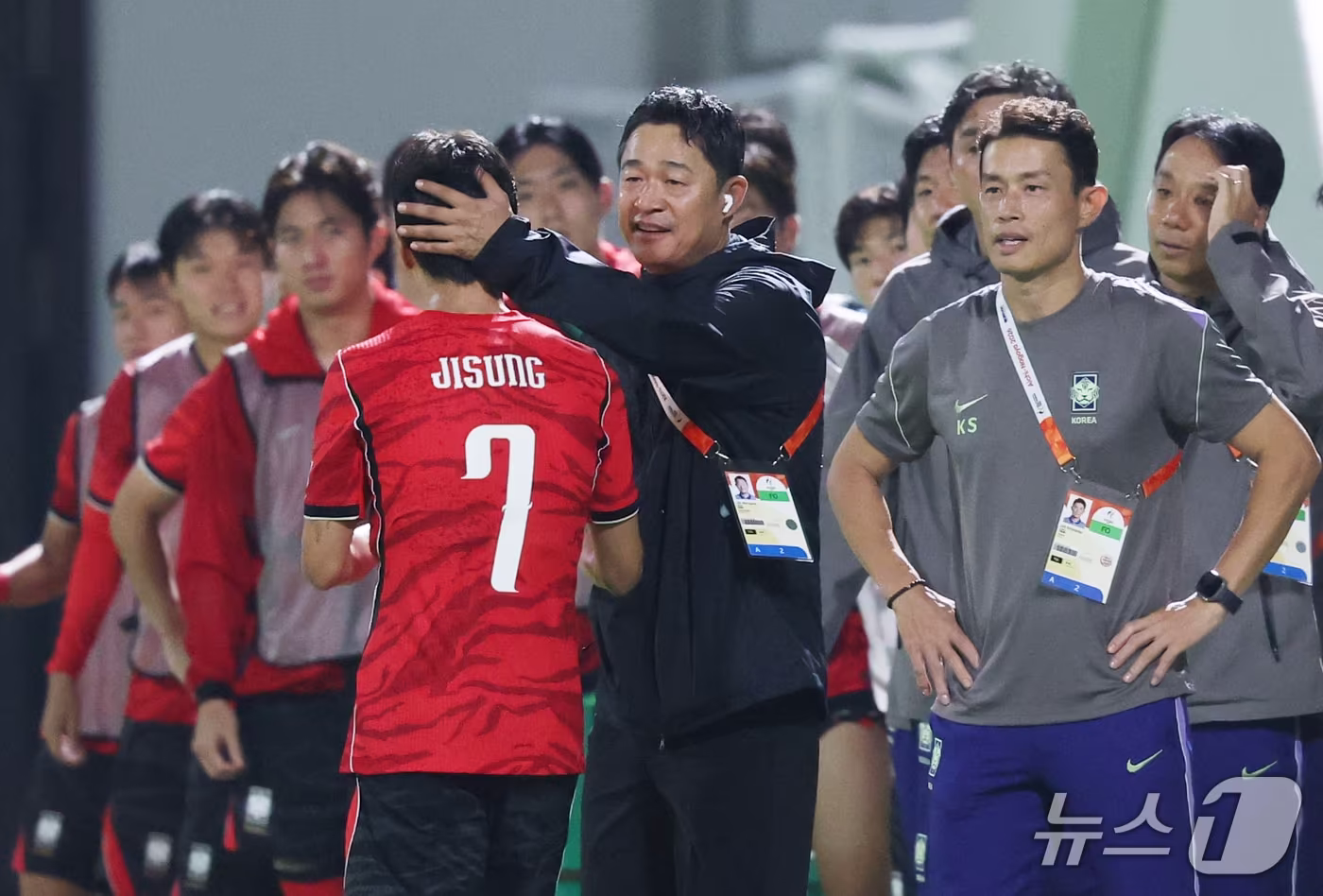 본문 이미지 - 15일 오후 일본 나고야 미즈호 파크 럭비 필드에서 열린 2026 아이치·나고야 아시안게임 남자축구 D조 예선 대한민국과 카타르의 경기, 후반 교체된 엄지성이 이민성 감독의 격려를 받고 있다. 2026.9.15 ⓒ 뉴스1 안은나 기자