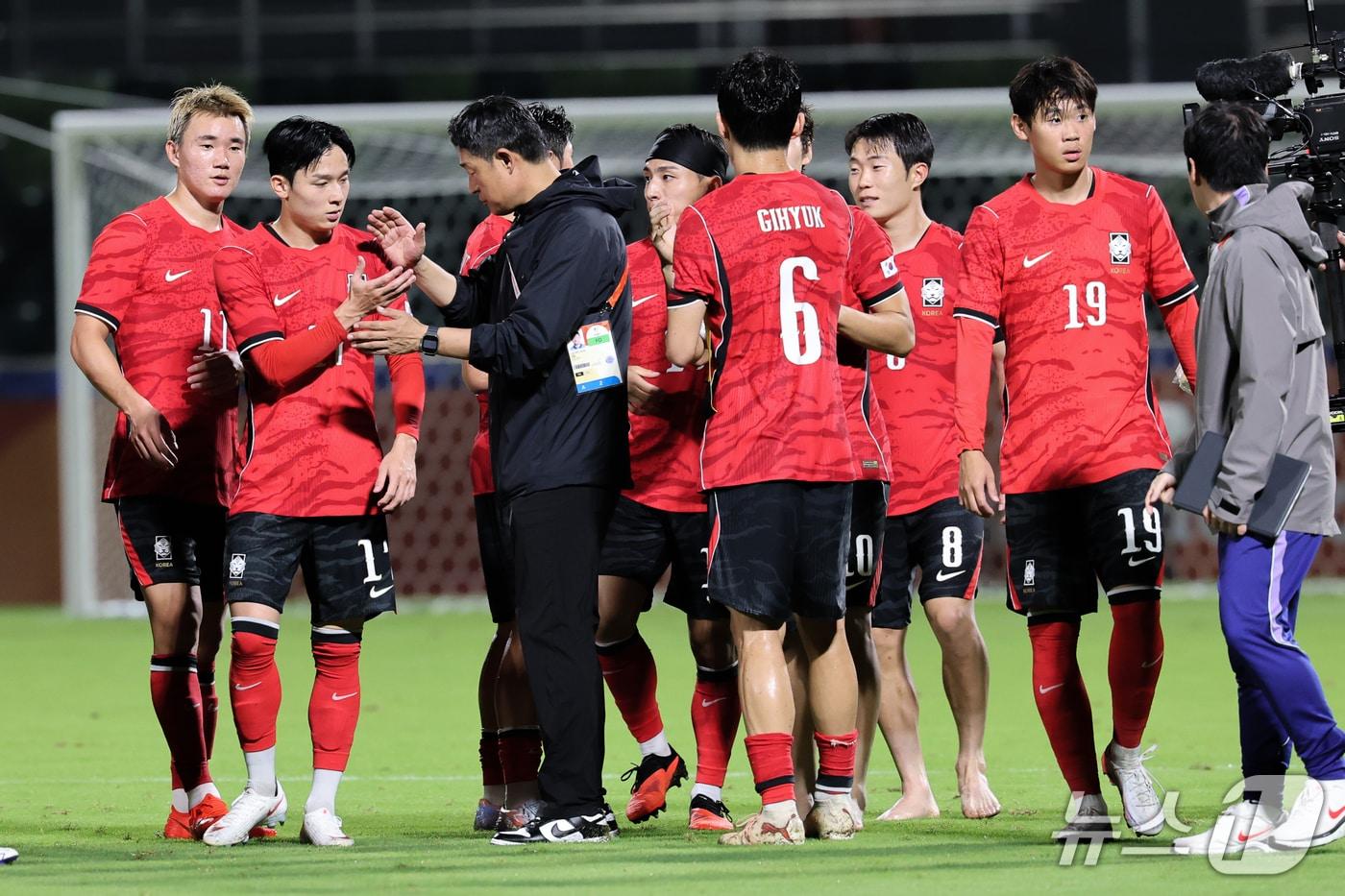 본문 이미지 - 15일 오후 일본 나고야 미즈호 파크 럭비 필드에서 열린 2026 아이치·나고야 아시안게임 남자축구 D조 예선 대한민국과 카타르의 경기에서 4대1로 승리한 이민성 감독과 선수들이 기뻐하고 있다. 2026.9.15 ⓒ 뉴스1 안은나 기자