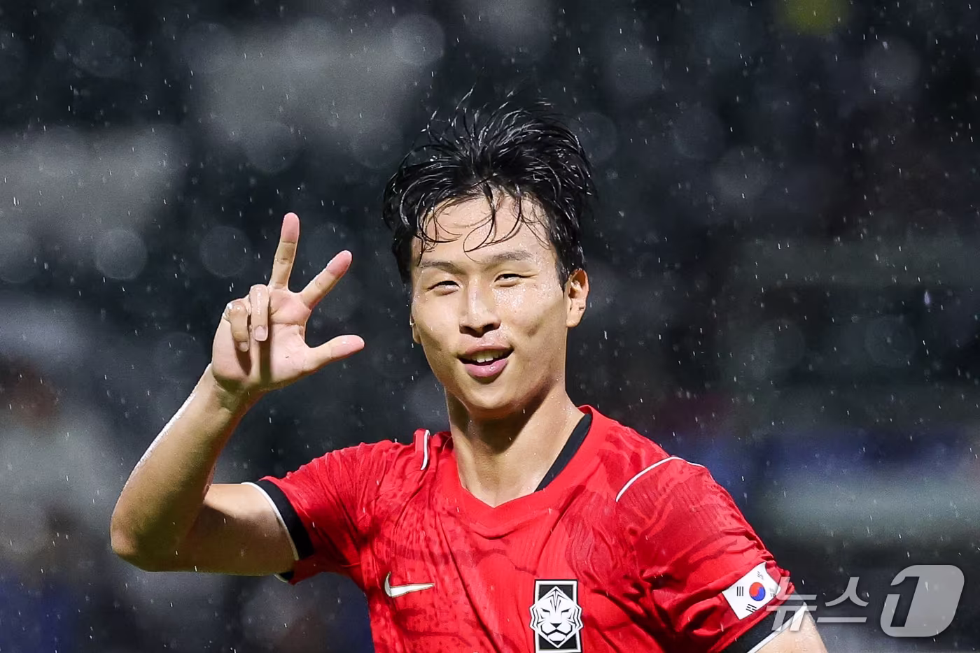 본문 이미지 - 15일 오후 일본 나고야 미즈호 파크 럭비 필드에서 열린 2026 아이치·나고야 아시안게임 남자축구 D조 예선 대한민국과 카타르의 경기에서 해트트릭을 기록한 엄지성이 세리머니를 하고 있다. 2026.9.15 ⓒ 뉴스1 안은나 기자