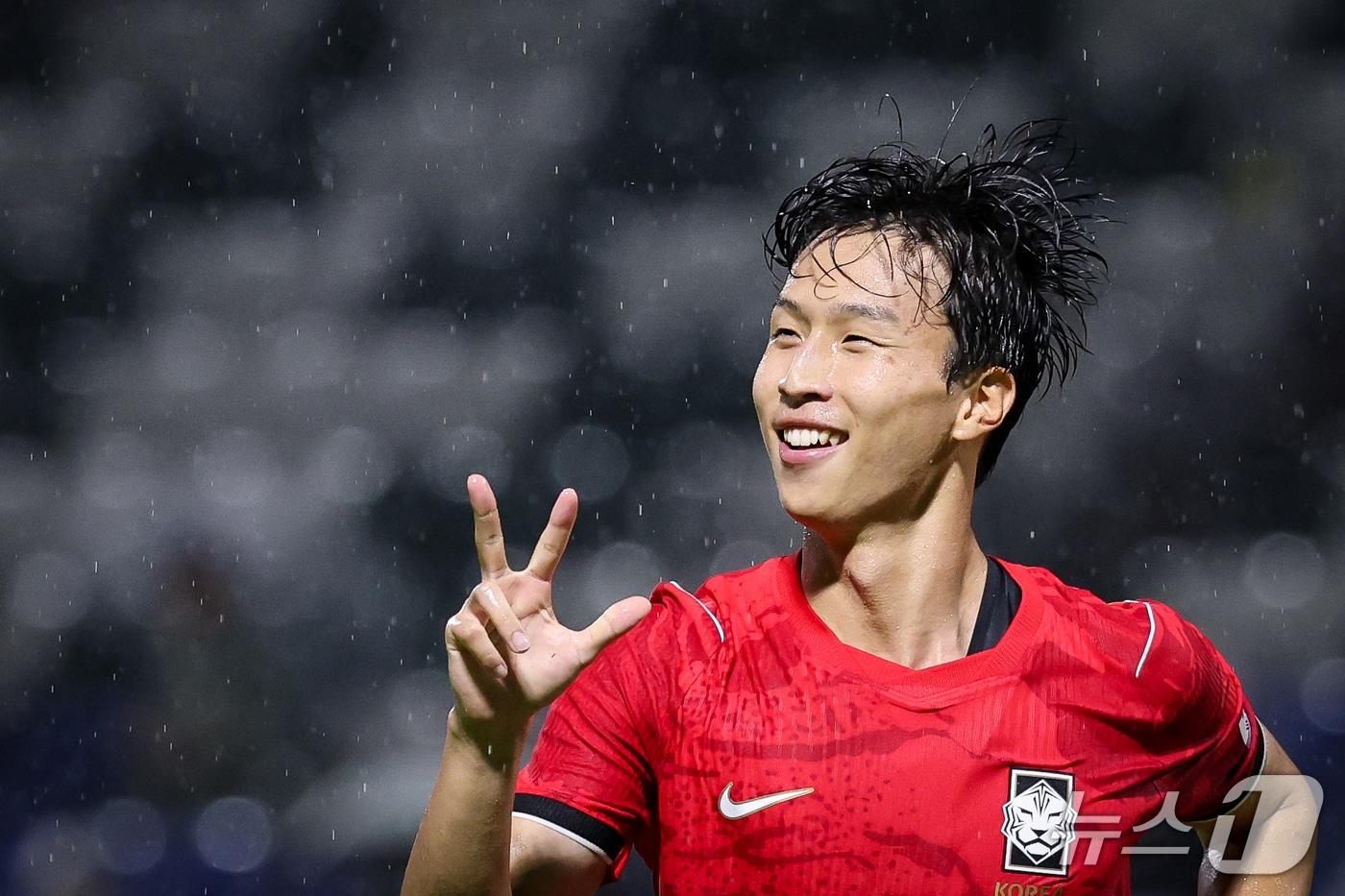 본문 이미지 - 15일 오후 일본 나고야 미즈호 파크 럭비 필드에서 열린 2026 아이치·나고야 아시안게임 남자축구 D조 예선 대한민국과 카타르의 경기에서 해트트릭을 기록한 엄지성이 세리머니를 하고 있다. 2026.9.15 ⓒ 뉴스1 안은나 기자