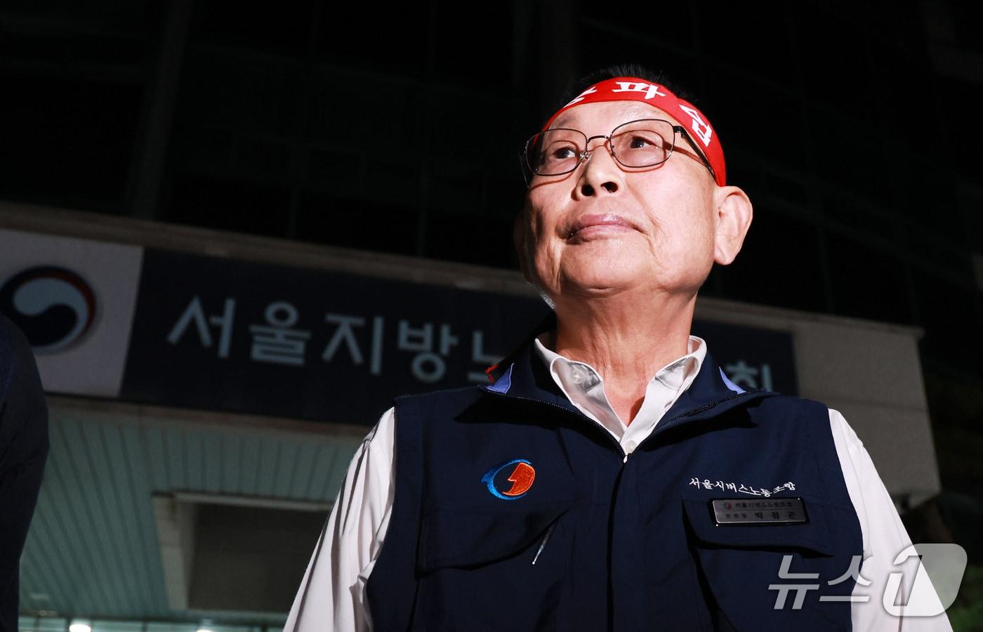 본문 이미지 - 박점곤 서울시버스노조 위원장이 15일 서울 영등포구 서울지방노동위원회에서 버스노조의 노동 쟁의 관련 분쟁에 대한 2차 조정 회의가 결렬된 뒤 건물 밖으로 나서고 있다. 2026.9.15 ⓒ 뉴스1 이호윤 기자