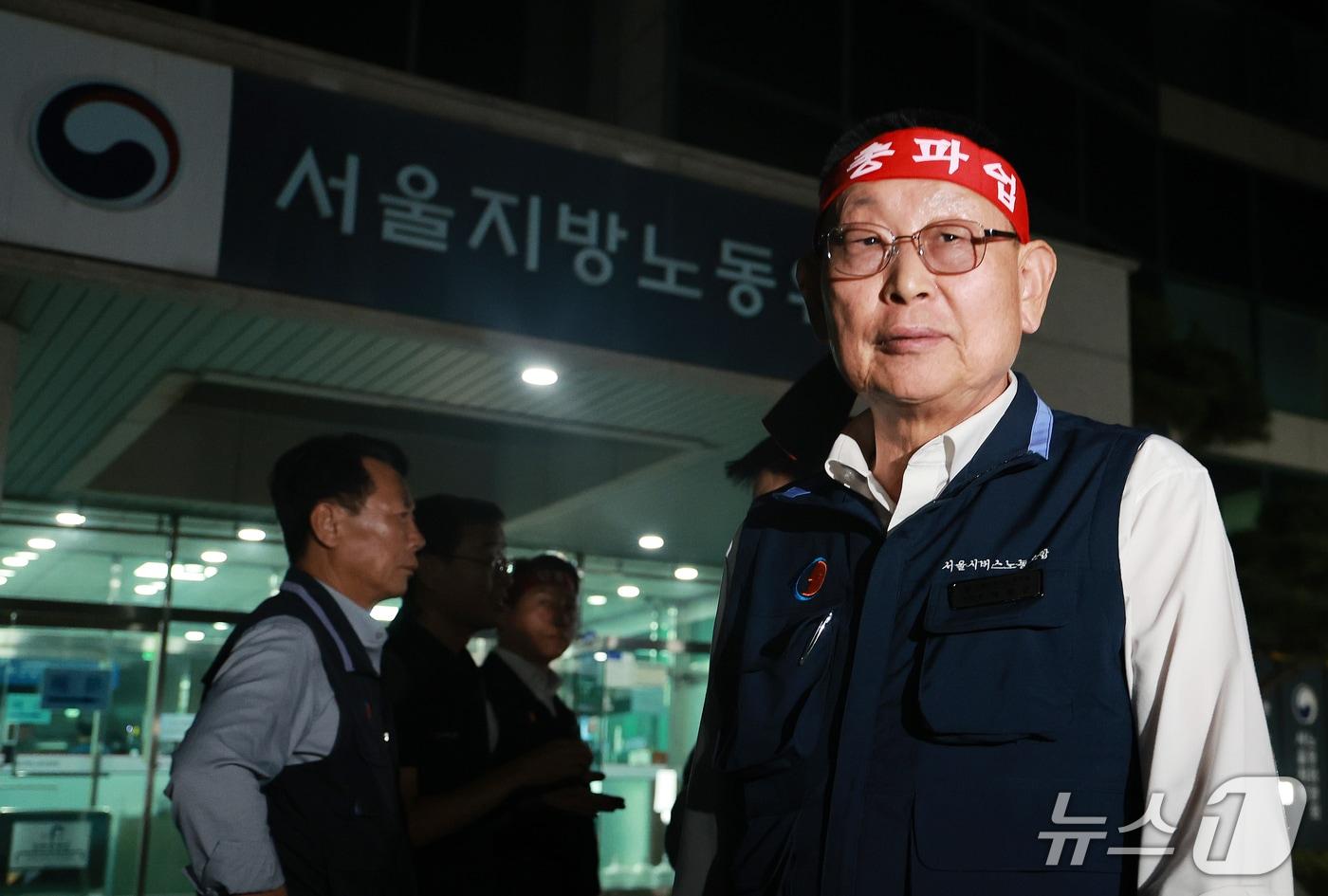 본문 이미지 - 박점곤 서울시버스노조 위원장이 15일 서울 영등포구 서울지방노동위원회에서 버스노조의 노동 쟁의 관련 분쟁에 대한 2차 조정 회의가 결렬된 뒤 건물 밖으로 나서고 있다. 2026.9.15 ⓒ 뉴스1 이호윤 기자