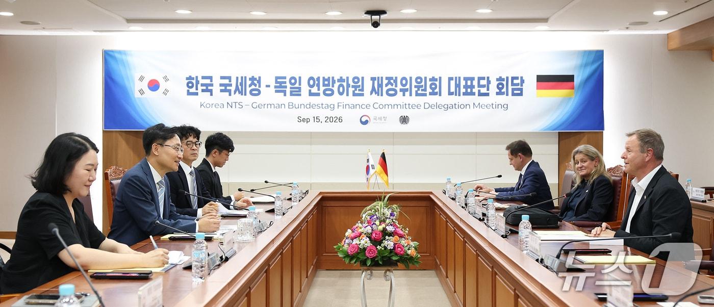 본문 이미지 - 임광현 국세청장과 독일 연방하원 재정위원회 대표단의 회담 모습. (국세청 제공. 재판매 및 DB 금지)