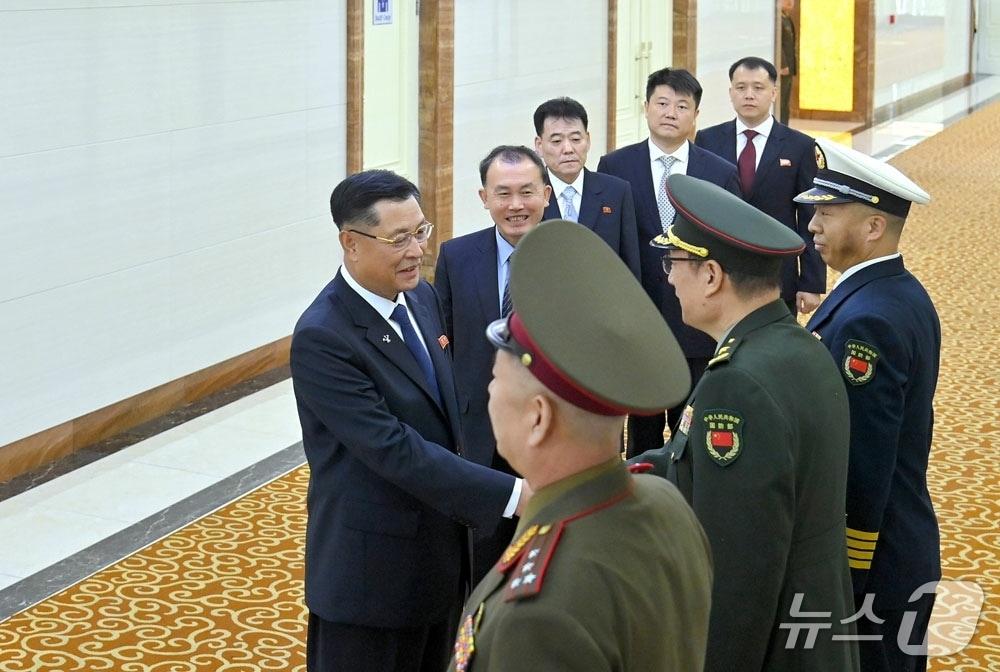 본문 이미지 - (평양 노동신문=뉴스1) = 북한 노동당 기관지 노동신문은 16일 "국방성 부상 김강일 동지를 단장으로 하는 조선민주주의인민공화국 국방성대표단이 중국에서 진행되는 제13차 베이징향산연단에 참가하기 위해 15일 평양을 출발했다"라고 보도했다. [국내에서만 사용가능. 재배포 금지. DB 금지. For Use Only in the Republic of Korea. Redistribution Prohibited] rodongphoto@news1.kr