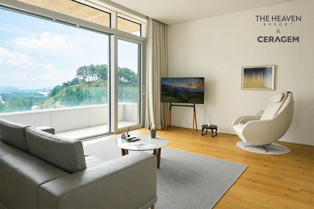 본문 이미지 -  세라젬과 더헤븐 리조트가 업무협약을 체결하고 리조트 내에 헬스케어 가전을 갖춘 웰니스 객실 4개를 조성했다. (세라젬 제공)