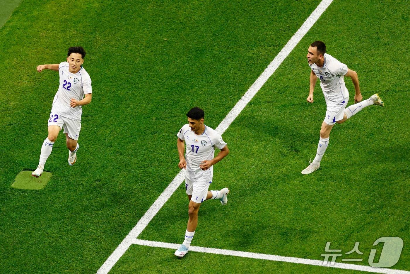 본문 이미지 - 우즈베키스탄 선수들의 경기 모습 ⓒ AFP=뉴스1