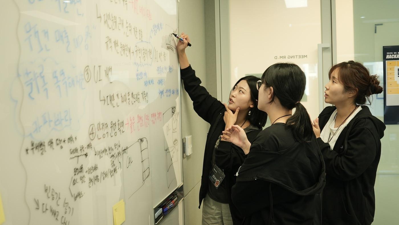 본문 이미지 - SK가 개최한 '2026 SK AI 해커톤'에서 결선 진출팀이 진행 중인 프로젝트에 대해 논의하고 있다.(SK 제공)/뉴스1