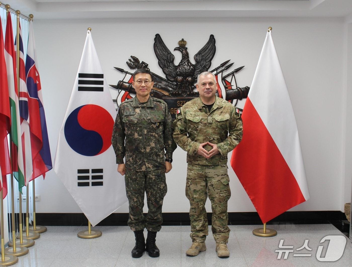 본문 이미지 - 김규하 육군참모총장(대장)은 지난 13일(현지시간)부터 사흘간 폴란드를 방문해 비에스와프 쿠쿠와 폴란드 국방참모총장(대장)과 양국 육군 군사교류와 방위산업 협력 확대 방안을 논의했다. 2026.9.16./ⓒ 뉴스1(육군 제공)