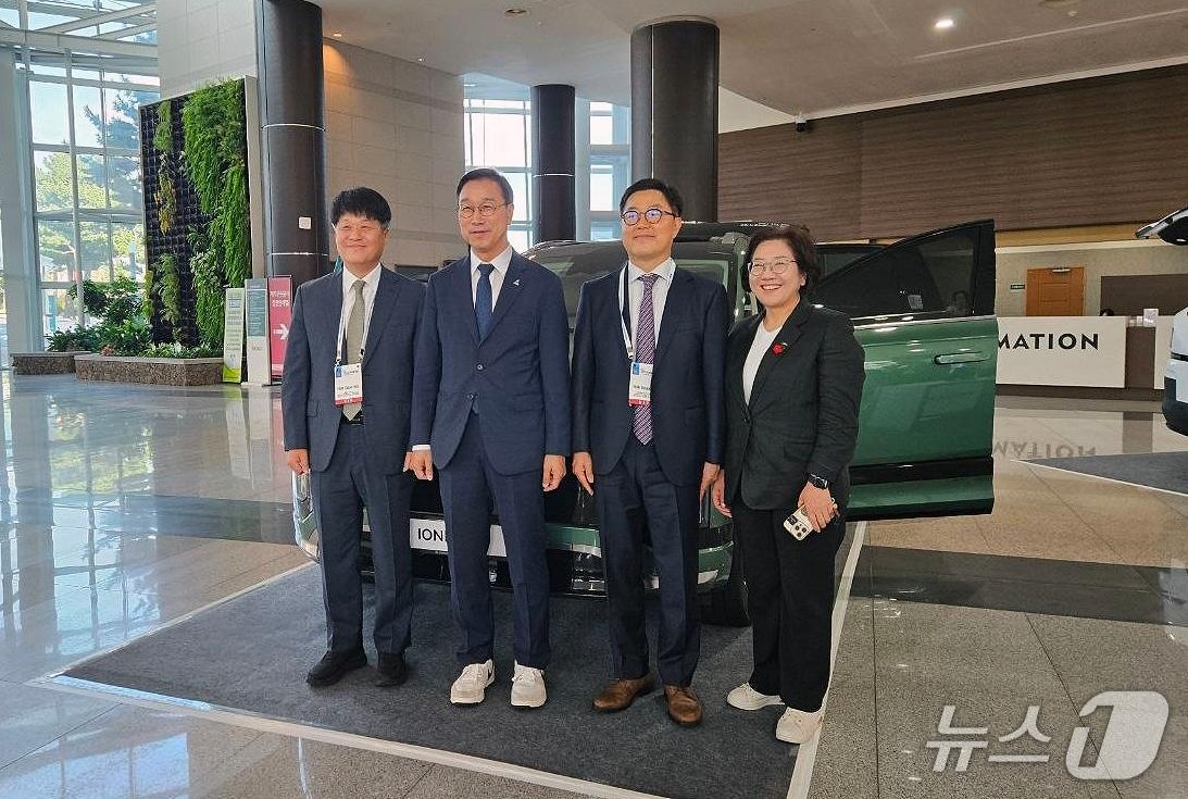 본문 이미지 - 14일 제주국제컨벤션센터에서 개막한 '2026 제주 그린수소 글로벌 포럼 위드(with) 분산에너지 포럼' (왼쪽부터) 박덕열 기후에너지환경부 수소열산업정책관, 위성곤 제주특별자치도지사, 신승규 현대차그룹 부사장, 조선희 제주특별자치도 기후에너지국장이 기념 사진을 촬영한 모습(현대차그룹 제공). 2026.9.14.