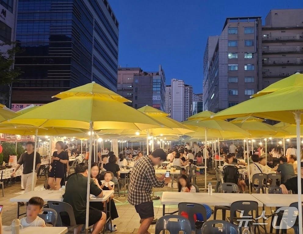 본문 이미지 - 기흥구 흥덕지구 기흥세무서 앞 일대에서 열린 ‘흥덕 청춘의 거리’ 축제 때 모습.(용인시 제공)