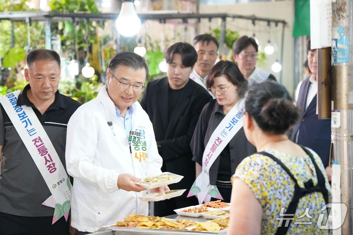 본문 이미지 - 류경기 중랑구청장이 전통시장을 방문하고 있다(중랑구청 제공)