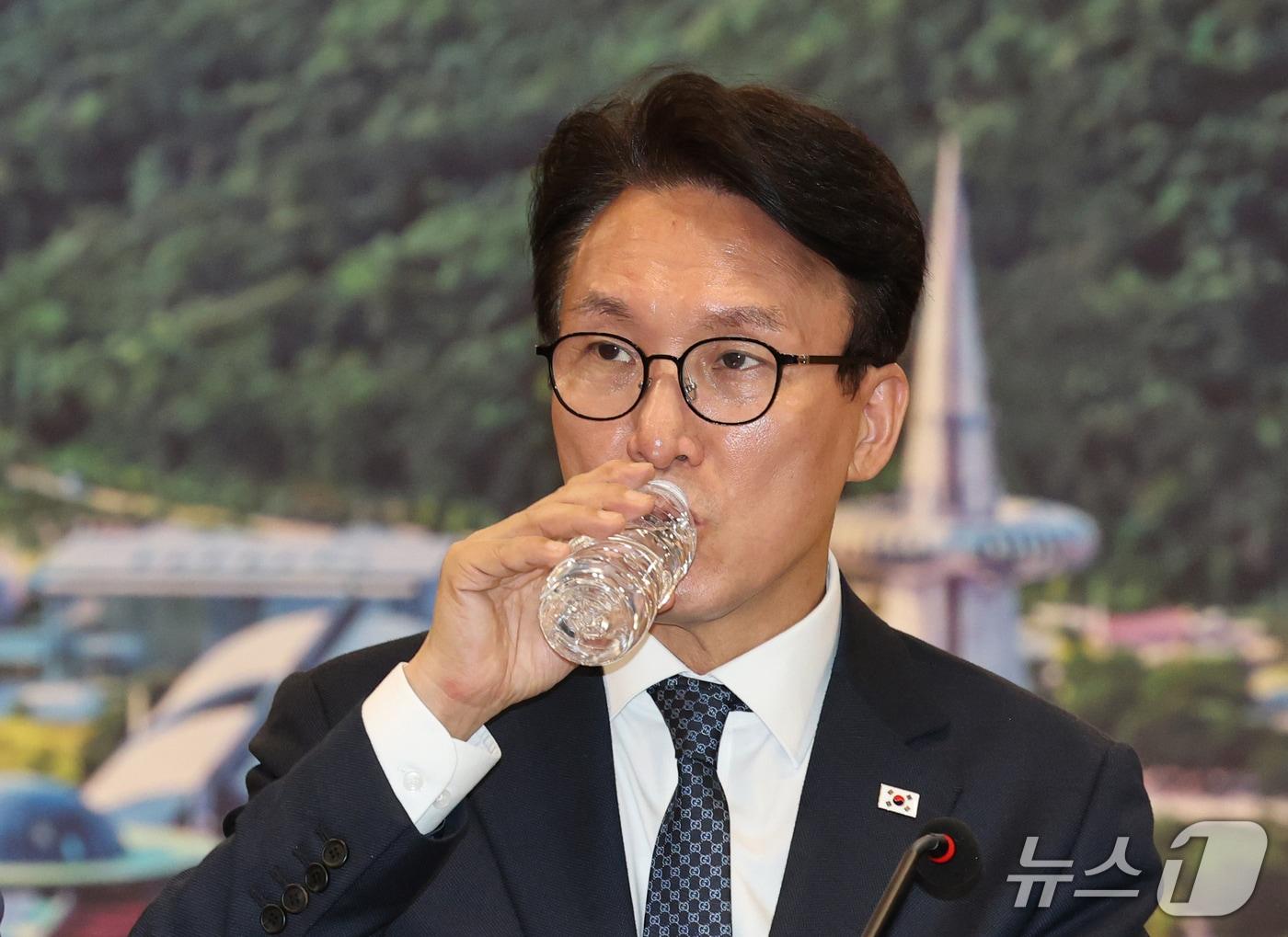 본문 이미지 - 김민석 더불어민주당 대표가 16일 대전시청에서 열린 대전 최고위원회의에서 목을 축이고 있다. 2026.9.16 ⓒ 뉴스1 김기태 기자