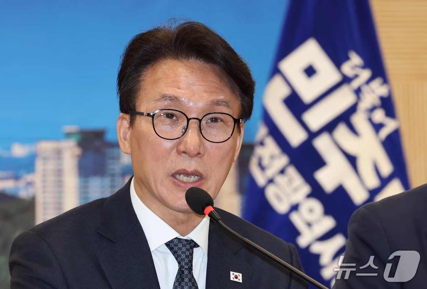 본문 이미지 - 김민석 더불어민주당 대표가 16일 대전시청에서 열린 대전 최고위원회의에서 모두발언을 하고 있다. 2026.9.16 ⓒ 뉴스1 김기태 기자