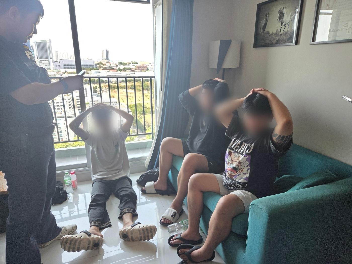 본문 이미지 - 지난 4월 27일 태국 현지 단속에서 검거된 조직원들. (서울경찰청 피싱사기수사2계 제공. 재판매 및 DB 금지)