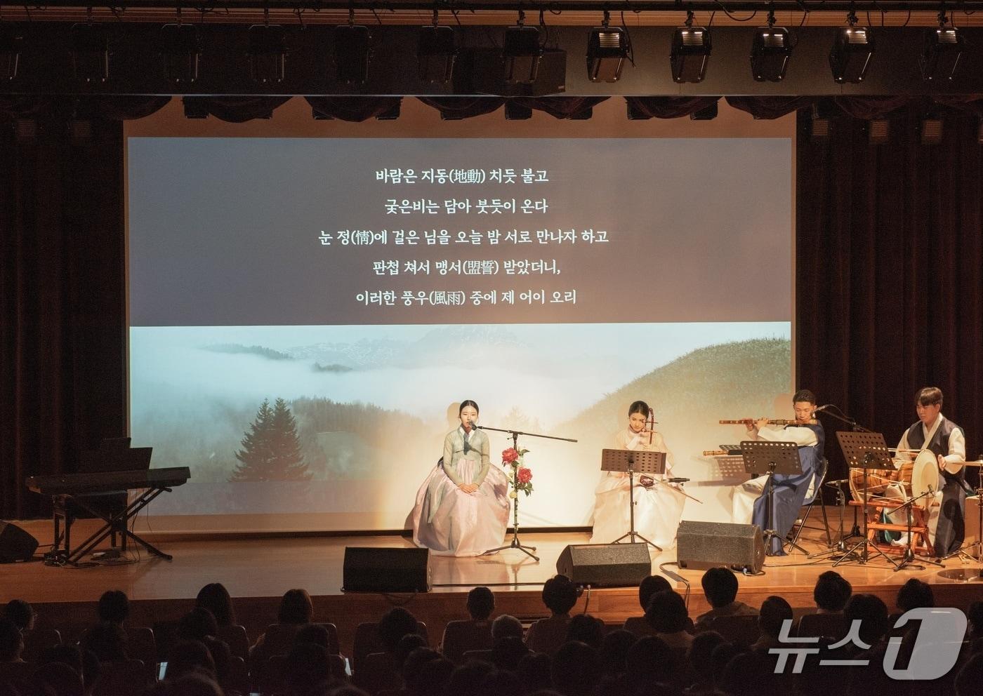 본문 이미지 - 교보생명은 지난 10일 서울 종로구 광화문 본사 대산홀에서 '살롱 드 교보: 시와 정가, 가을을 노래하다'를 개최했다고 16일 밝혔다./사진제공=교보생명