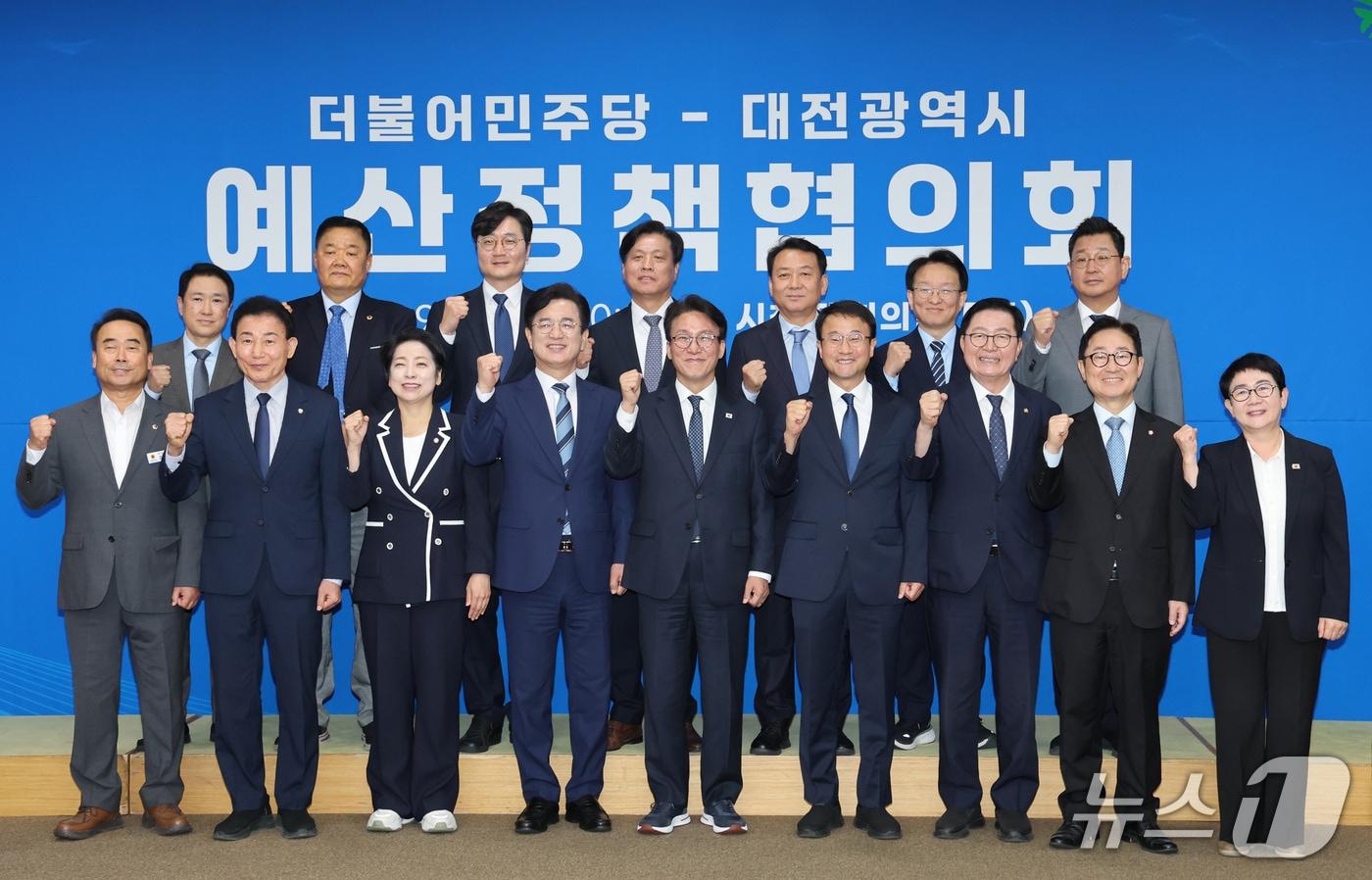 본문 이미지 - 김민석 더불어민주당 대표가 16일 대전시청에서 열린 민주당-대전시 예산정책협의회에서 허태정 대전시장, 조성칠 대전시의장, 지역 국회의원 등 참석자들과 기념촬영을 하고 있다. 2026.9.16 ⓒ 뉴스1 김기태 기자