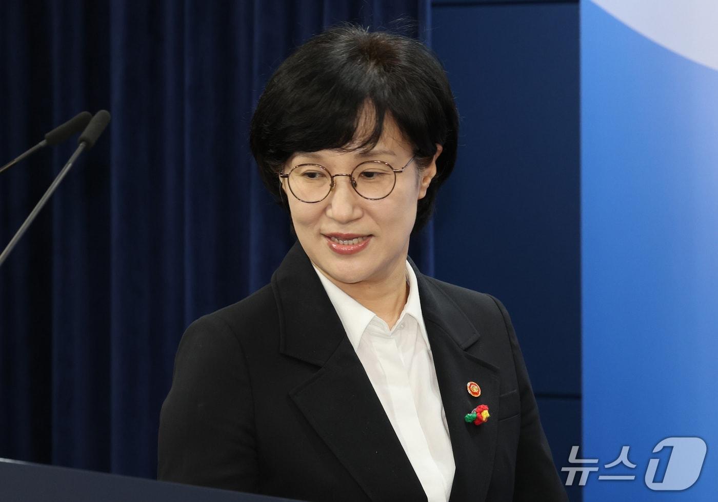 본문 이미지 - 원민경 성평등가족부 장관이 16일 서울 종로구 정부서울청사에서 임신중지 약물 도입 방안을 발표하기 위해 준비하고 있다. 2026.9.16 ⓒ 뉴스1 이종덕 기자