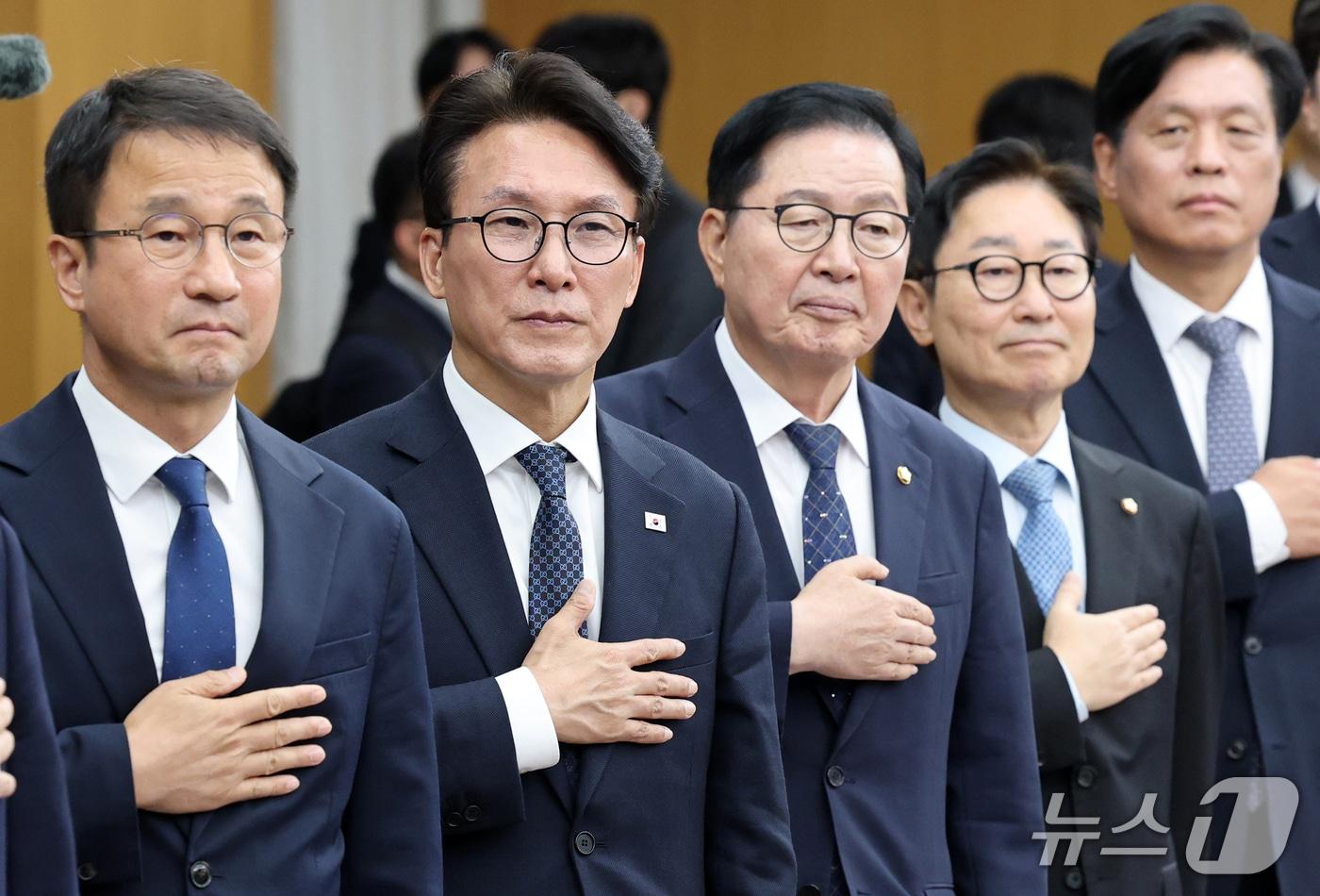 본문 이미지 - 김민석 더불어민주당 대표가 16일 대전시청에서 열린 민주당-대전시 예산정책협의회에서 국기에 대한 경례를 하고 있다. 2026.9.16 ⓒ 뉴스1 김기태 기자