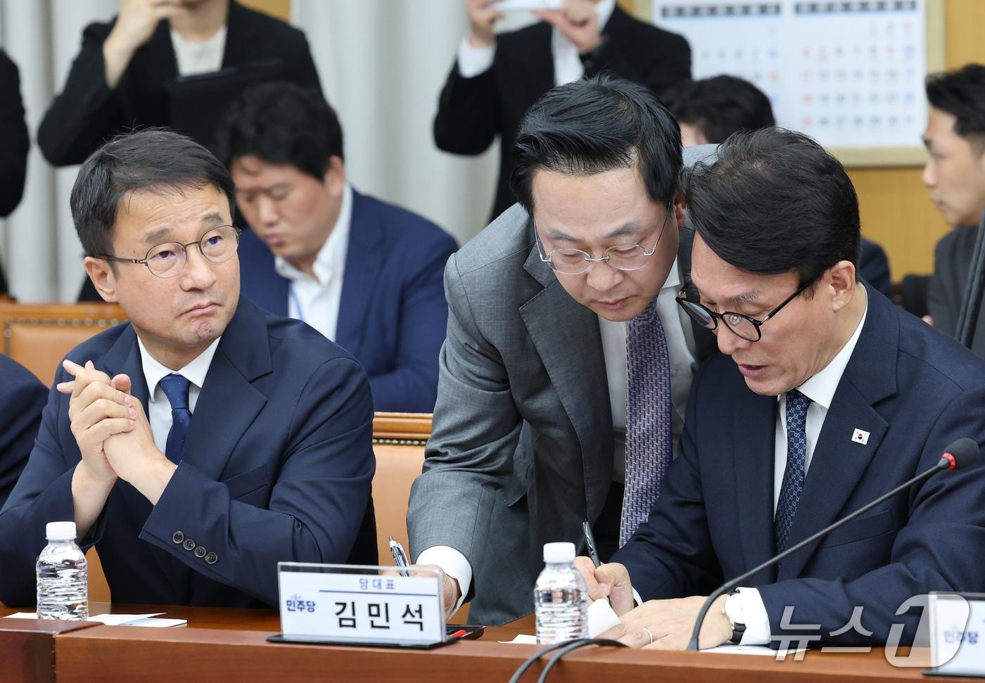 본문 이미지 - 김민석 더불어민주당 대표가 16일 대전시청에서 열린 민주당-대전시 예산정책협의회에서 박성준 수석대변인과 대화하고 있다. 2026.9.16 ⓒ 뉴스1 김기태 기자