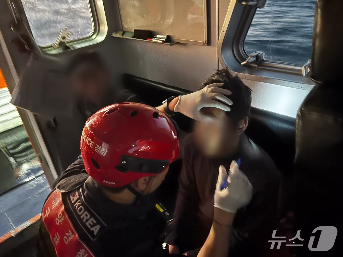 본문 이미지 -  태안 앞바다의 한 어선에서 로프에 맞아 다친 30대 외국인 선원이 응급처치를 받고 있다. (태안해경 제공, 재판매 및 DB금지) / 뉴스1
