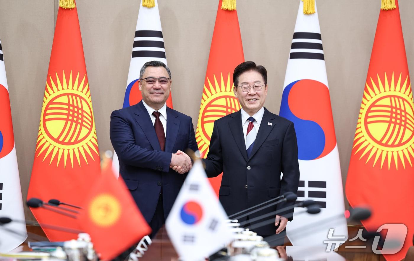 본문 이미지 - 이재명 대통령과 사디르 자파로프 키르기스스탄 대통령이 16일 청와대에서 열린 정상회담에 앞서 악수하고 있다. 2026.9.16 ⓒ 뉴스1 이재명 기자
