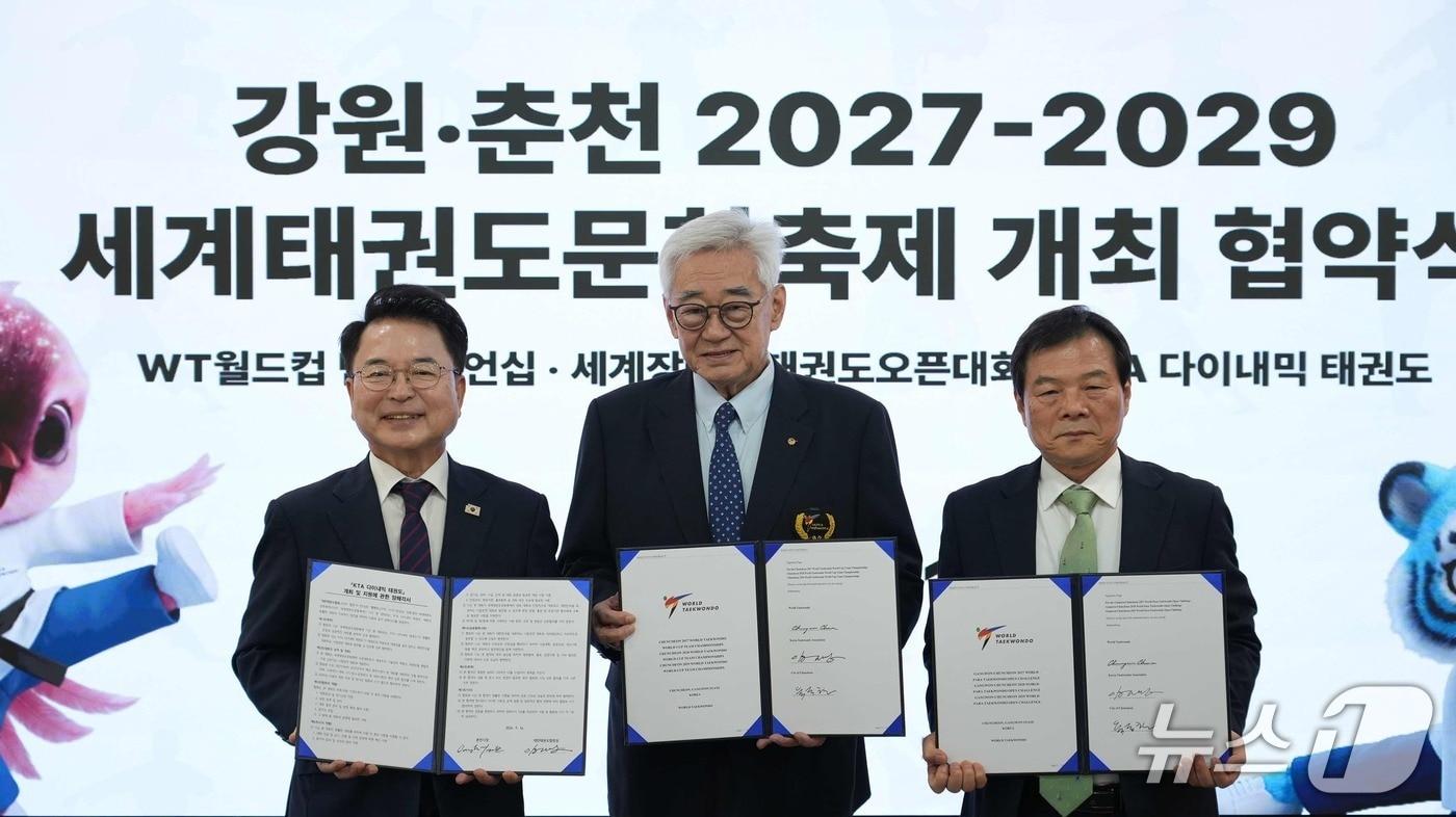본문 이미지 - 육동한 춘천시장,  조정원 WT 총재(사진 가운데),  양진방 대한태권도협회장이 지난 6일 시청 접견실에서 2027~2029년 세계태권도문화축제를 구성하는 국제 태권도대회 3종의 춘천 개최를 위한 협약을 체결한 뒤 기념촬영을 하고 있다.(춘천시 제공. 재판매 및 DB 금지)