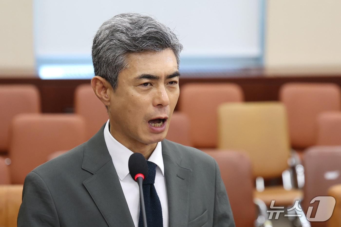 본문 이미지 - 강신철 국방부 장관 후보자가 16일 오전 서울 여의도 국회 국방위원회에서 열린 인사청문회에서 인사말을 마치고 인사하고 있다. ⓒ 뉴스1 황기선 기자