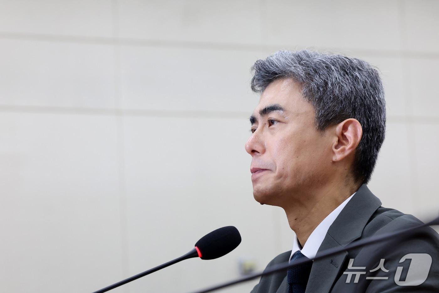 본문 이미지 - 강신철 국방부 장관 후보자가 16일 오전 서울 여의도 국회 국방위원회에서 열린 인사청문회에서 생각에 잠겨 있다. 2026.9.16 ⓒ 뉴스1 황기선 기자