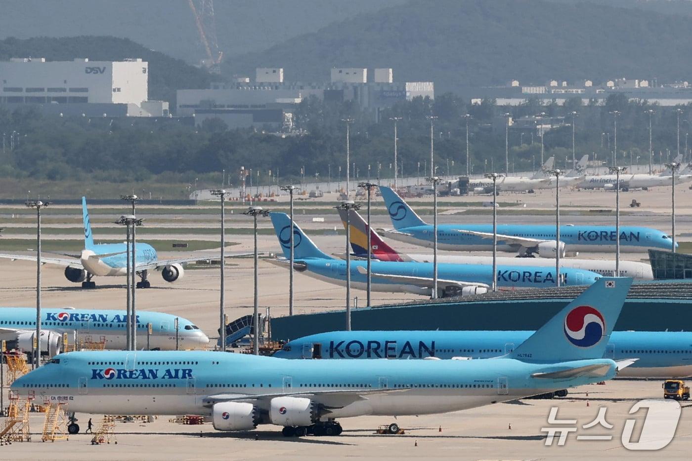 본문 이미지 - 16일 인천국제공항 계류장에 대한항공과 아시아나항공 여객기가 주기되어 있다. 2026.9.16 ⓒ 뉴스1 이광호 기자
