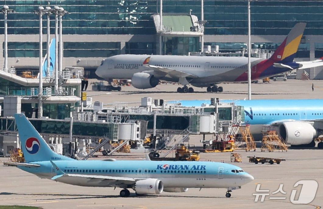 본문 이미지 - 인천국제공항 계류장에 대한항공과 아시아나항공 여객기가 주기되어 있다. ⓒ 뉴스1 이광호 기자