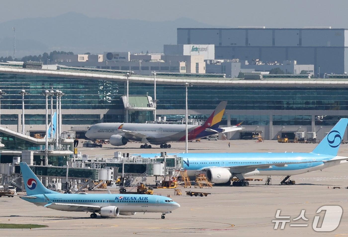 본문 이미지 -  16일 인천국제공항 계류장에 대한항공과 아시아나항공 여객기가 주기되어 있다.  2026.9.16 ⓒ 뉴스1 이광호 기자