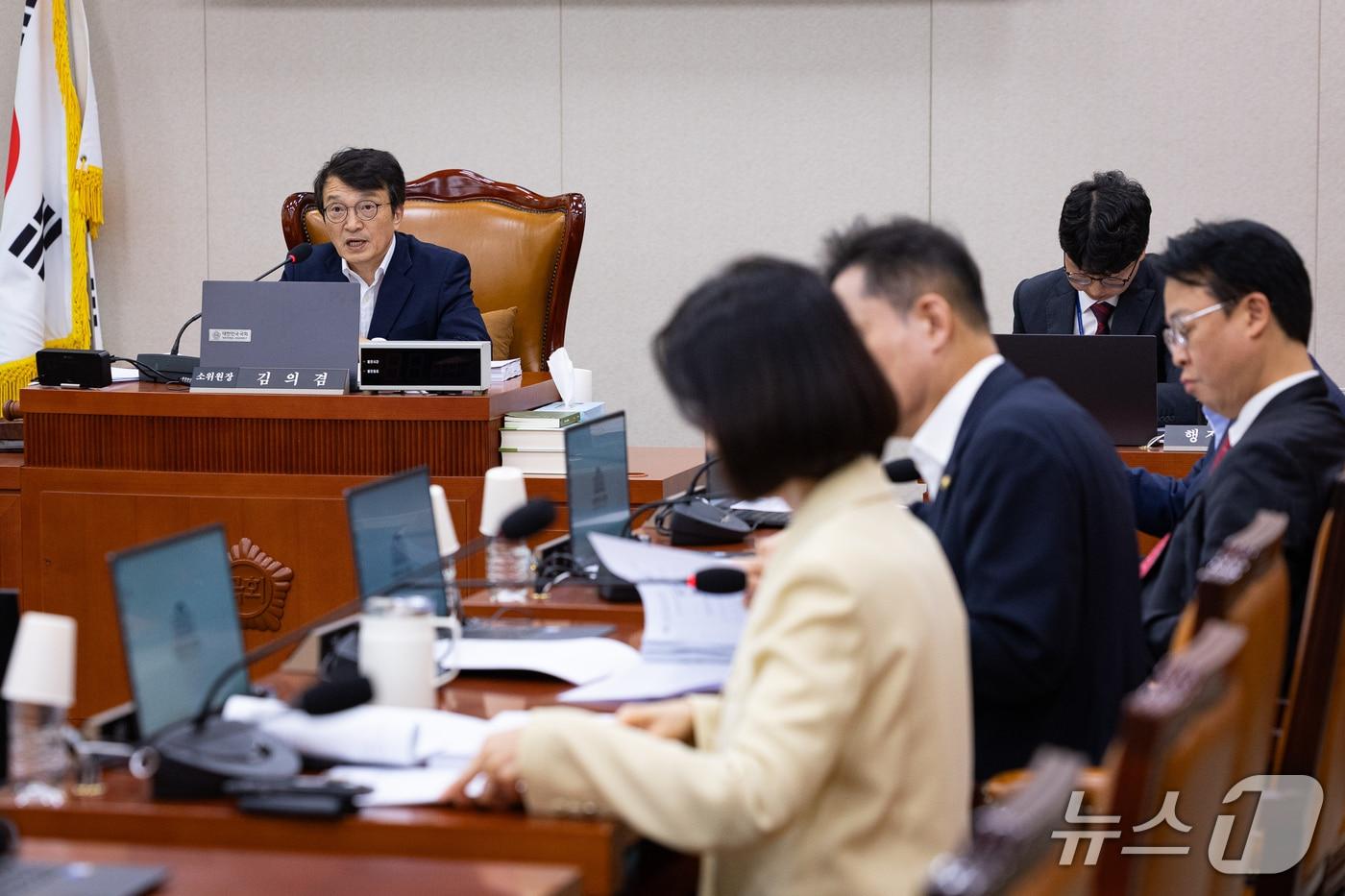 본문 이미지 - 김의겸 국회 법제사법위원회 법안심사제1소위원장이 16일 서울 여의도 국회에서 열린 제439회 국회(정기회) 법제사법위원회 제2차 법안심사제1소위원회를 주재하고 있다. 2026.9.16 ⓒ 뉴스1 유승관 기자
