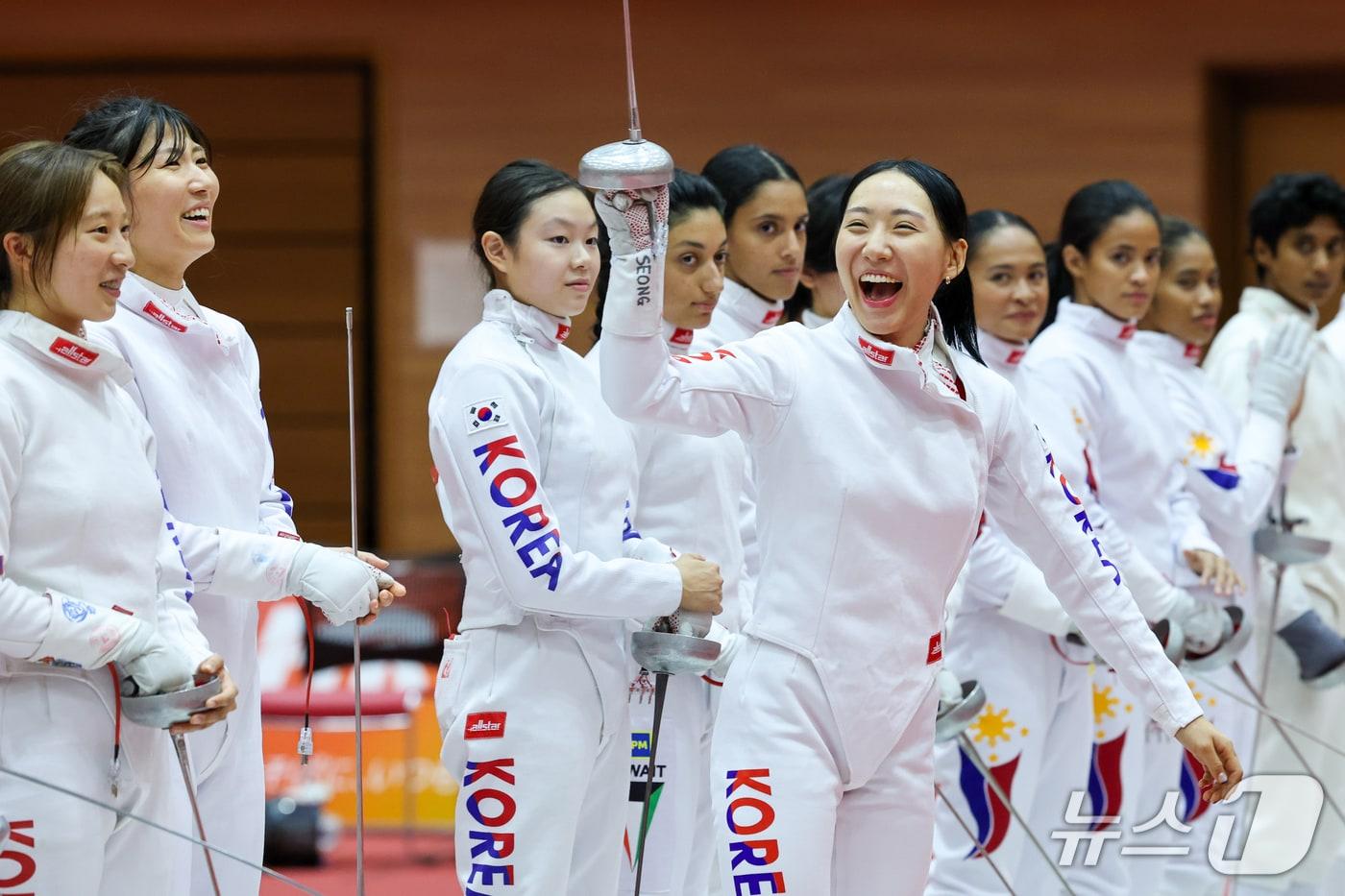 본문 이미지 - 대한민국 성승민이 16일 일본 안조 스포츠 파크에서 열린 근대5종 펜싱 시딩라운드에서 인사하고 있다. 2026.9.16 ⓒ 뉴스1 안은나 기자
