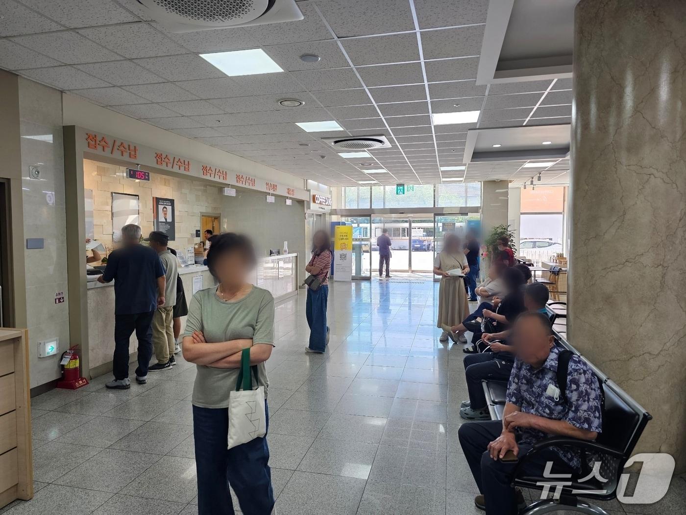 본문 이미지 - 16일 오전 경남 김해시 구산동 강일병원을 찾은 환자들이 원무 접수창구 앞에서 병원 운영 상황을 확인하고 있다. 2026.9.16 ⓒ 뉴스1 박민석 기자