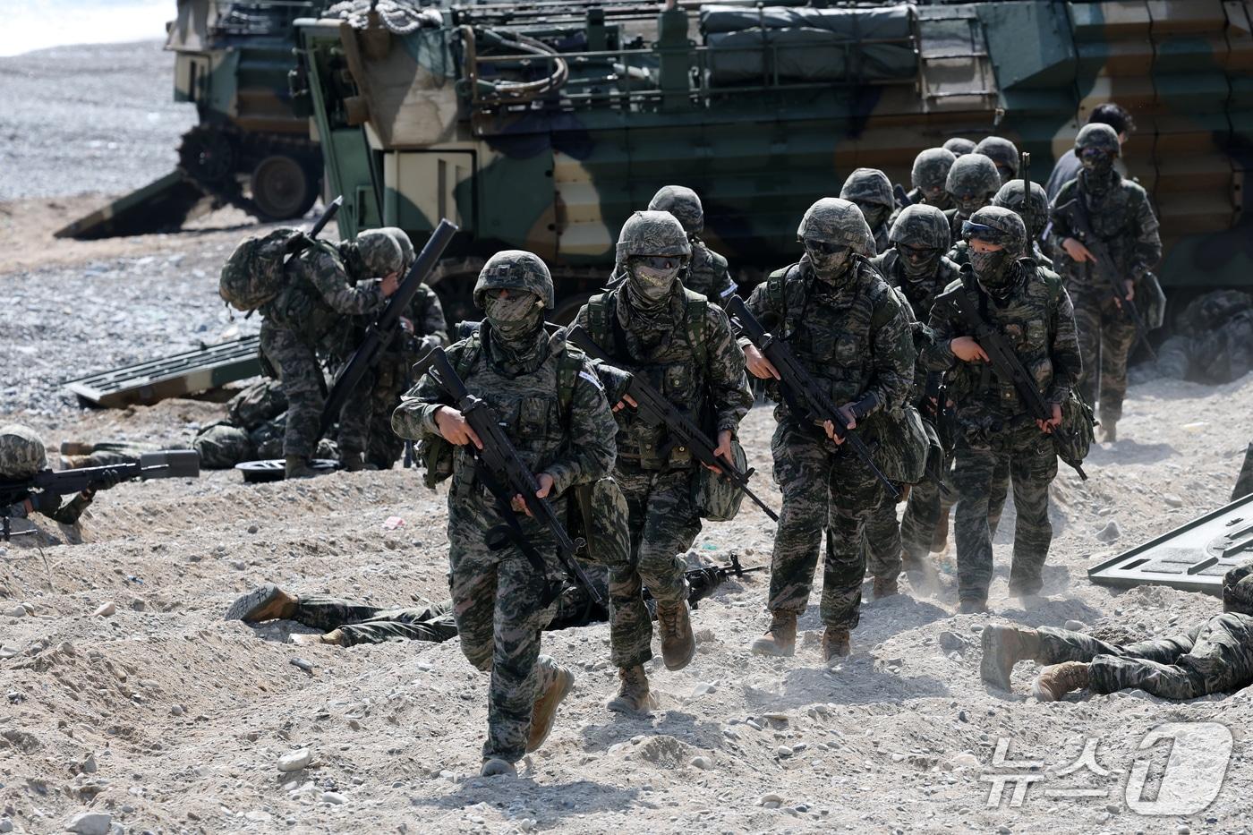 본문 이미지 - 해병대 1사단이 경북 포항시 북구 송라면 해안에서 2026년도 사단급 상륙훈련을 하고 있다. 2026.9.16 ⓒ 뉴스1 최창호 기자